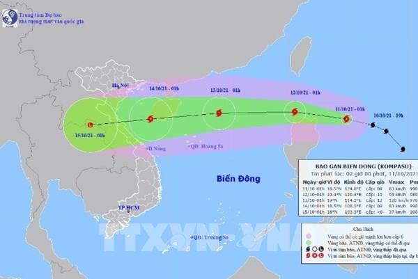 Ngày 13/10, bão Kompasu đi vào Biển Đông và tiếp tục mạnh thêm