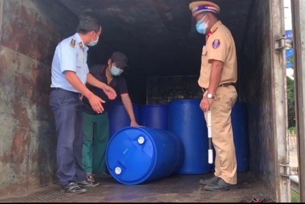 Phát hiện 4 tấn dầu nhờn không có nhãn tại chốt kiểm dịch COVID-19