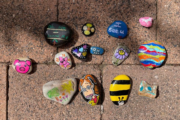 Những "hòn đá hạnh phúc" kết nối cộng đồng