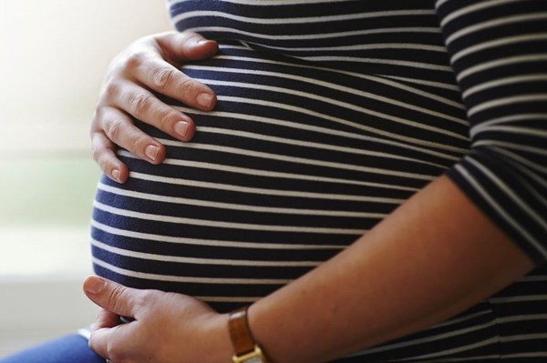 Phụ nữ mang thai mắc COVID-19 tiềm ẩn nguy cơ gì?