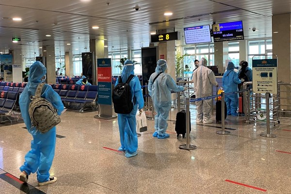 Vietnam Airlines đưa hơn 330 người dân và lực lượng y tế Đà Nẵng trở về từ phía Nam
