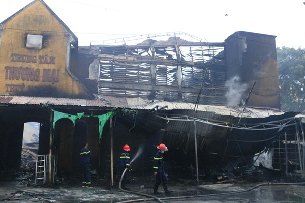 Hải Phòng: Hỏa hoạn thiêu rụi nhiều ki ốt tại chợ Núi Đèo