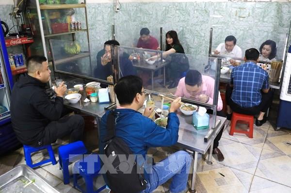 Hình ảnh hàng, quán ở Hà Nội ngày đầu được trở lại bán tại chỗ