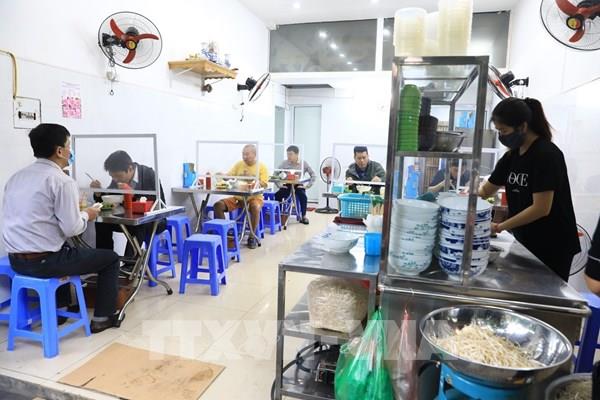 Hà Nội: Hàng ăn, quán cà phê đông khách trong ngày đầu bán hàng trở lại