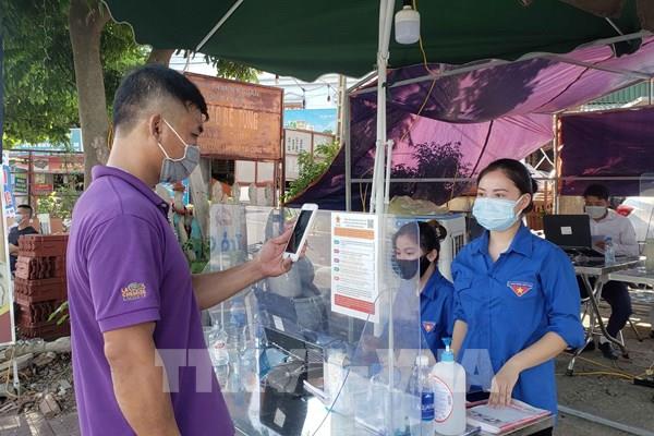 Phó Thủ tướng: Khẩn trương nghiên cứu giải pháp "chung sống an toàn" với COVID