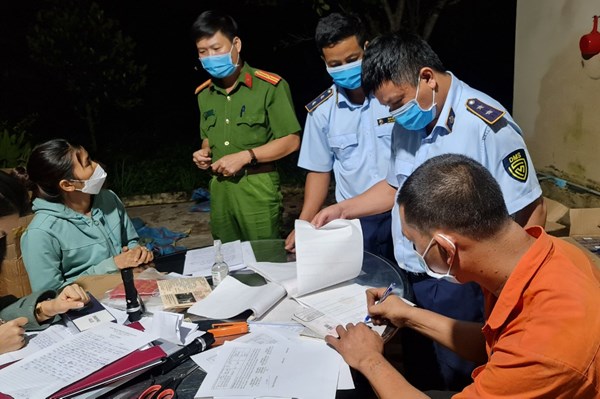 Phát hiện 2.000 bao thuốc lá điếu nhập lậu vận chuyển trên xe "luồng xanh"