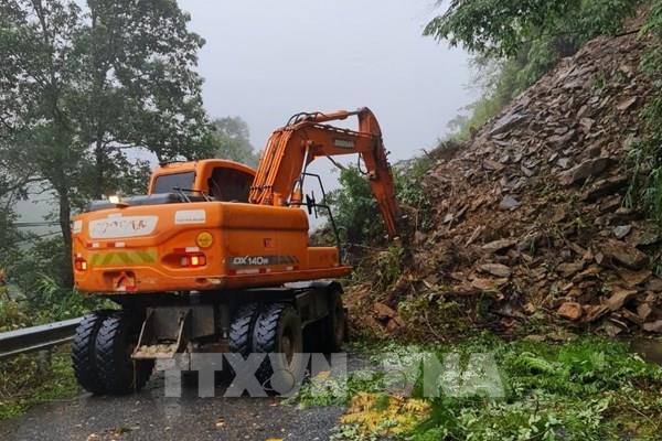 Sạt lở đất đá gây ách tắc trên đèo Khau Phạ, Yên Bái