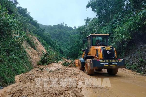 Mưa lũ chia cắt nhiều tuyến đường giao thông ở Quảng Bình