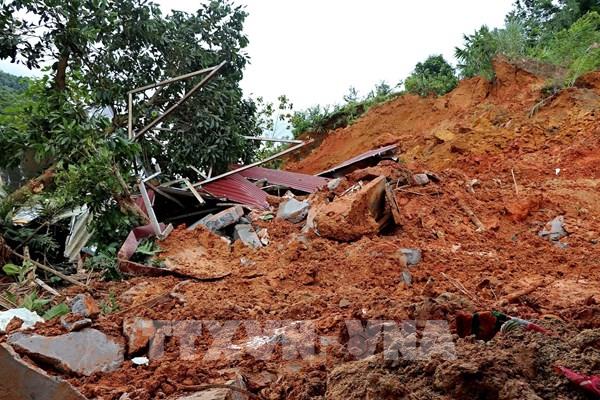 Hòa Bình: Sạt lở đất làm 1 ngôi nhà bị vùi lấp, nhiều người bị thương vong