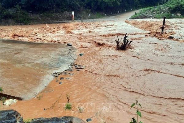 Mưa lớn làm sạt lở, ách tắc nhiều tuyến đường ở Nghệ An
