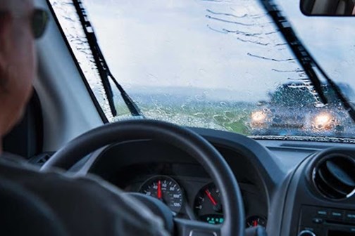 10 cách lái xe an toàn trên đường trơn trượt mùa mưa bão