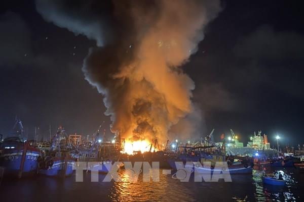 Cháy 5 tàu cá trong đêm
