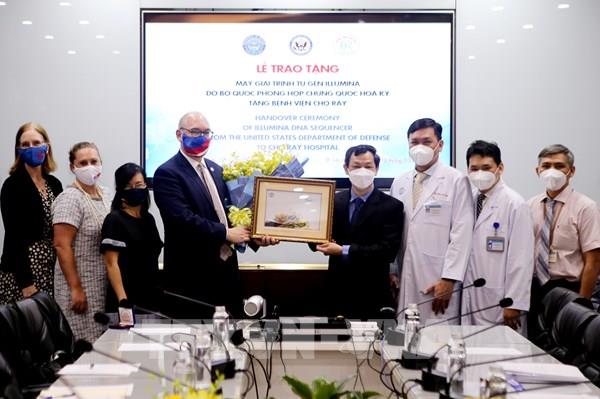 Bệnh viện Chợ Rẫy tiếp nhận máy giải trình tự gien đầu tiên do Hoa Kỳ tài trợ