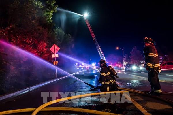 Canada tìm kiếm 7 người mất tích trong vụ cháy tòa nhà ở Montreal