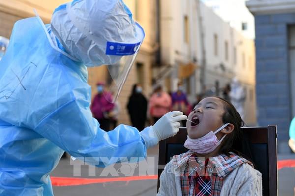 Trung Quốc hủy hàng trăm chuyến bay, đóng cửa trường học do đợt dịch COVID-19 mới