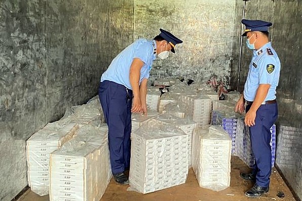 Nhiều thủ đoạn dùng xe “luồng xanh" vận chuyển thuốc lá lậu