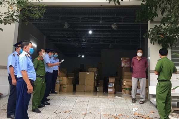 Phát hiện cơ sở sản xuất mỹ phẩm dù phiếu công bố đã hết hiệu lực