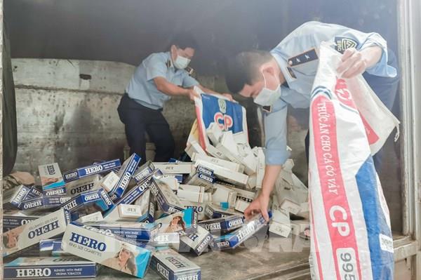 Bắt xe tải chở 1.490 bao thuốc lá lậu