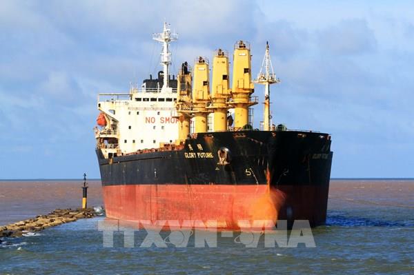 Cứu hộ tàu vận tải 28.000 tấn mắc cạn ở vùng biển Cửa Việt, Quảng Trị