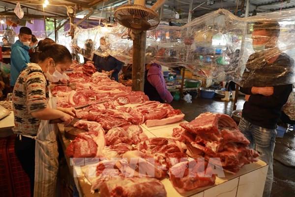 Giá xăng liên tục tăng mạnh: Áp lực lên cước vận tải, giá tiêu dùng