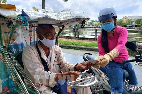 Người bán vé số Cần Thơ vui mừng vì được đi bán trở lại
