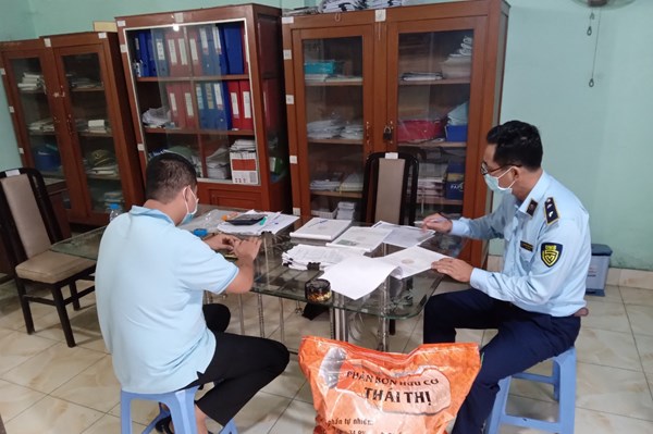 Phát hiện phương tiện vận chuyển 10 tấn phân bón hữu cơ vi phạm nhãn mác