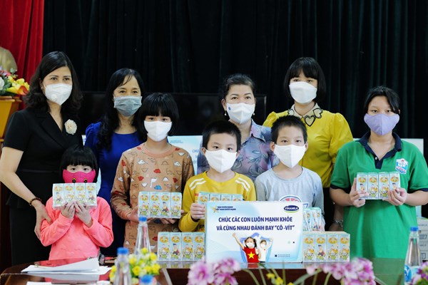 Vinamilk ủng hộ 10 tỷ đồng và 1 triệu ly sữa cho trẻ em bị ảnh hưởng dịch COVID-19