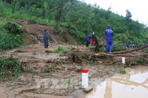 Nhiều tuyến đường ở miền Trung bị chia cắt vì mưa lớn