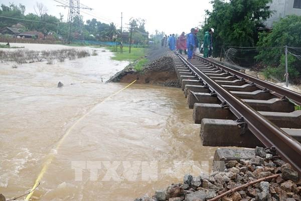 Mưa lũ làm hư hỏng đường ray xe lửa ở Bình Sơn (Quảng Ngãi)