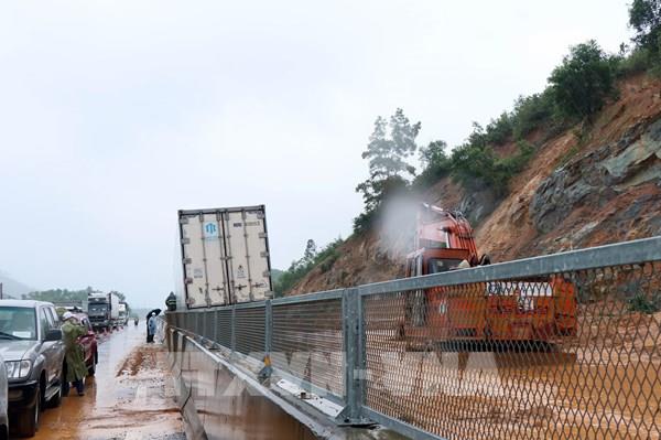Mưa lớn kéo dài gây sạt lở nhiều tuyến đường ở Ninh Thuận