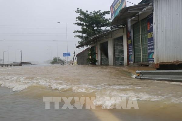 Các tỉnh từ Thừa Thiên - Huế đến Bình Định ứng phó với lũ trên các sông
