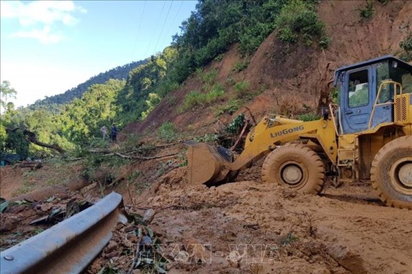 Quảng Nam: Sạt lở nghiêm trọng trên Quốc lộ 618, đường sắt bị gián đoạn