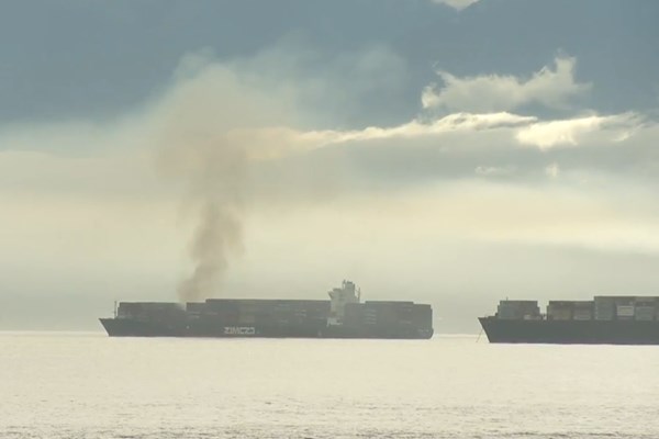 Tàu container bốc cháy, phát tán khí độc ngoài khơi bờ biển Canada