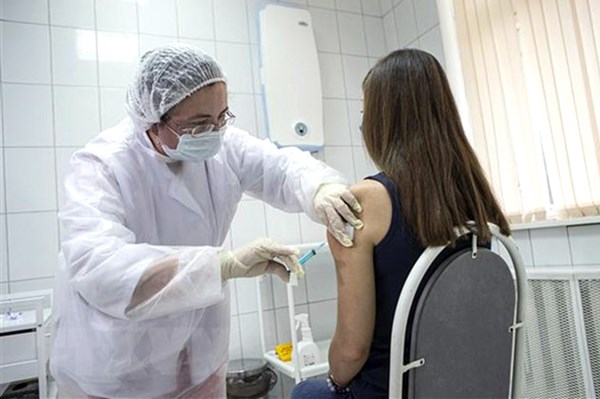 Thuốc kháng virus dạng xịt của Nga có thể chống lại tất cả các biến thể của virus SARS-CoV-2