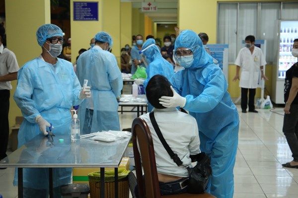 Điều chỉnh nội dung “yêu cầu công chức, người lao động test  COVID-19 ba ngày/lần”
