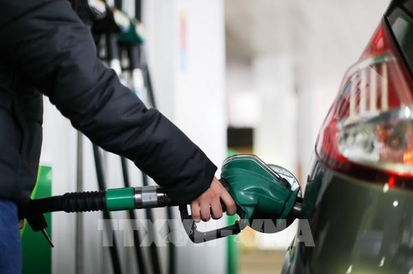 Giá xăng tăng lên mức cao kỷ lục mới tại Anh