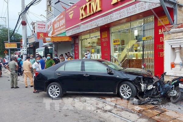 Ô tô húc văng 7 phương tiện giao thông khiến nhiều người bị thương