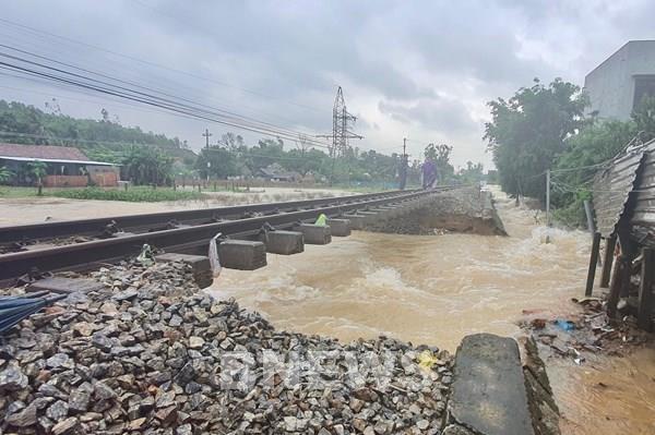 Đường sắt bị thiệt hại nặng nề do mưa lớn tại khu vực miền Trung