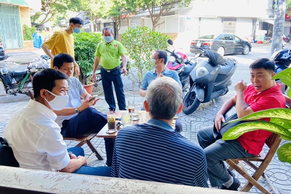 Tp.Hồ Chí Minh: Hàng quán tấp nập trong ngày đầu mở cửa phục vụ tại chỗ