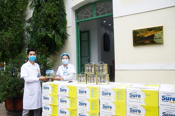 Vinamilk trao tặng 200.000 sản phẩm đến y bác sĩ tuyến đầu chống dịch COVID-19