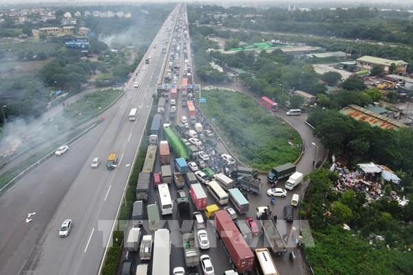 Chùm ảnh tai nạn liên hoàn gây ùn tắc kéo dài trên đường vành đai 3