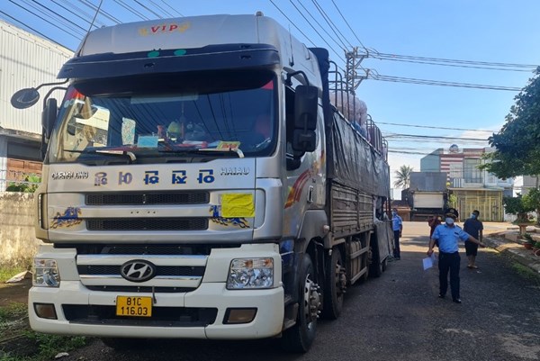 Phát hiện phương tiện vận chuyển ô che nắng không rõ nguồn gốc xuất xứ