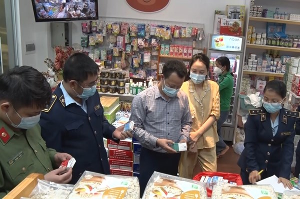 Tạm giữ hàng trăm sản phẩm thuốc điều trị COVID-19 nhập lậu