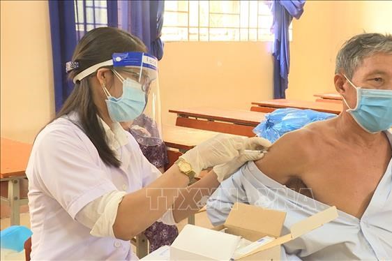 Ưu tiên tiêm đủ liều vaccine COVID-19 cho người trên 50 tuổi 