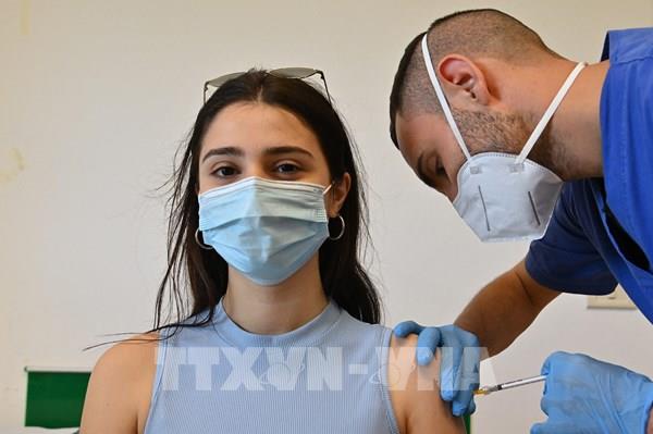Italy đẩy sớm tiêm mũi vaccine tăng cường cho người trên 40 tuổi