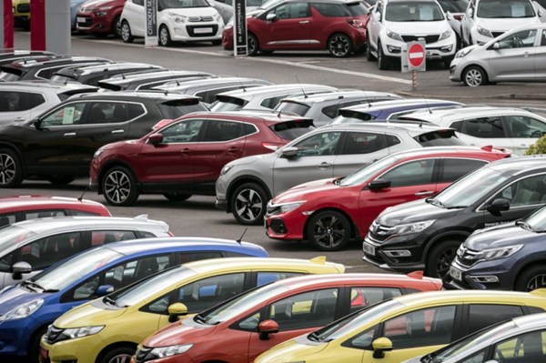 Doanh số ô tô của Anh giảm mạnh trong tháng 10