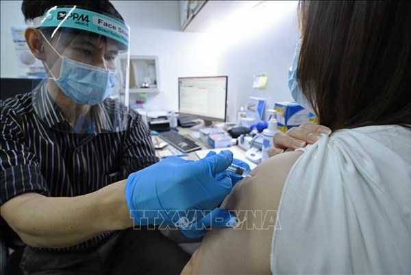 Công chức Singapore phải nghỉ không lương nếu không tiêm vaccine COVID-19