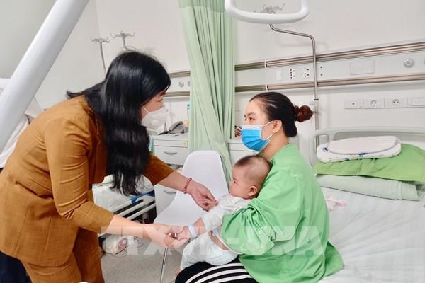 Hà Nội: Thăm hỏi, động viên gia đình các trẻ bị tiêm nhầm vaccine tại xã Yên Sơn