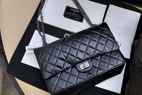 Giá túi xách Chanel tăng trước thềm Giáng sinh