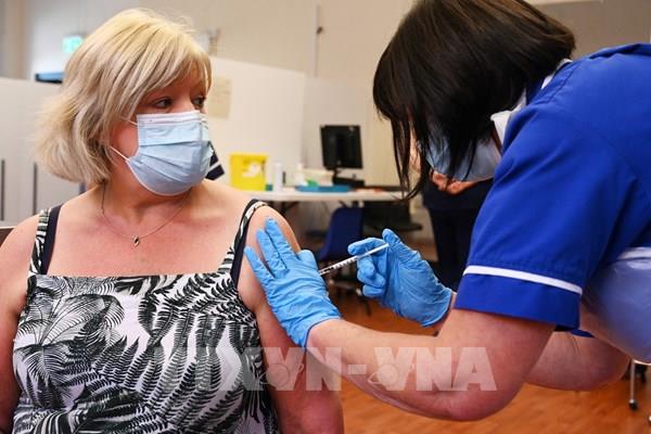 Vùng England (Anh) quy định bắt buộc tiêm vaccine với nhân viên y tế tuyến đầu